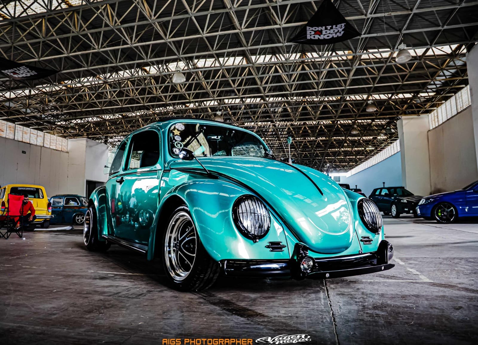 Vehículo clásico restaurado en exhibición