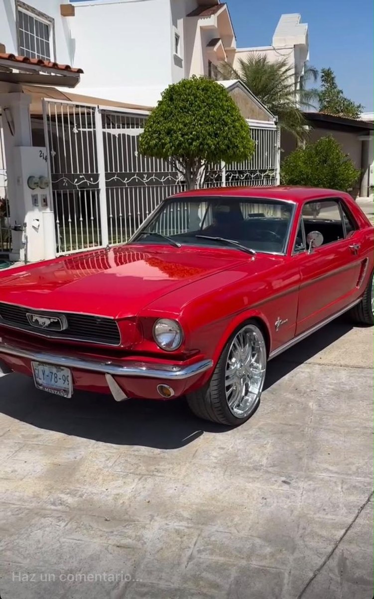Automóvil clásico rojo restaurado