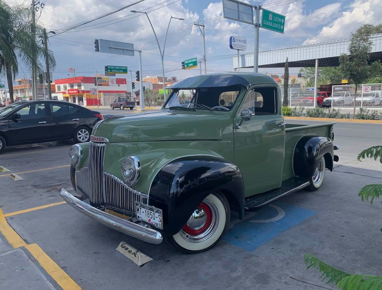 Pickup clásica verde restaurada